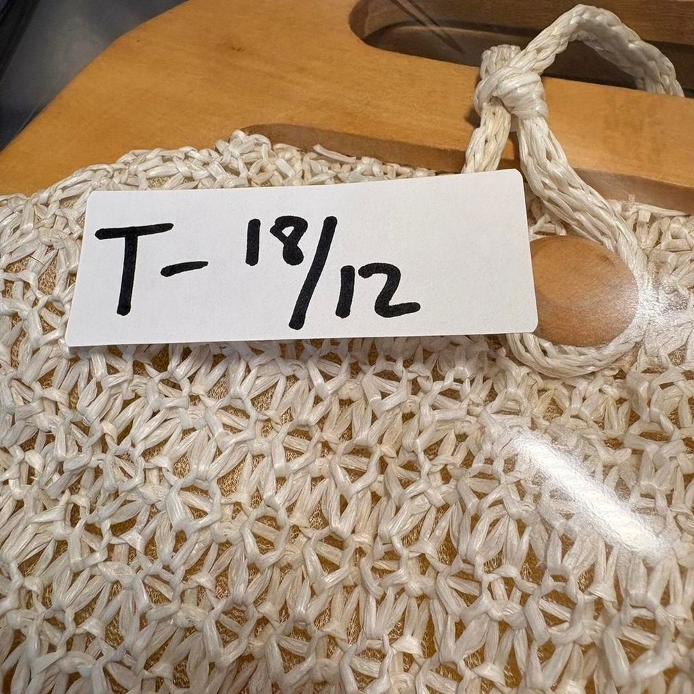 Handmade in the Philippines white/cream colored purse with wooden handle - Picture 8 of 8
